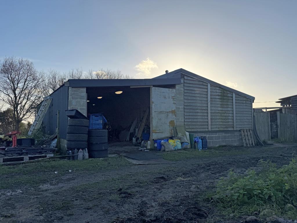 Lot: 43600 - DETACHED BUNGALOW WITH PLANNING FOR ADDITIONAL HOLIDAY LET - Barn